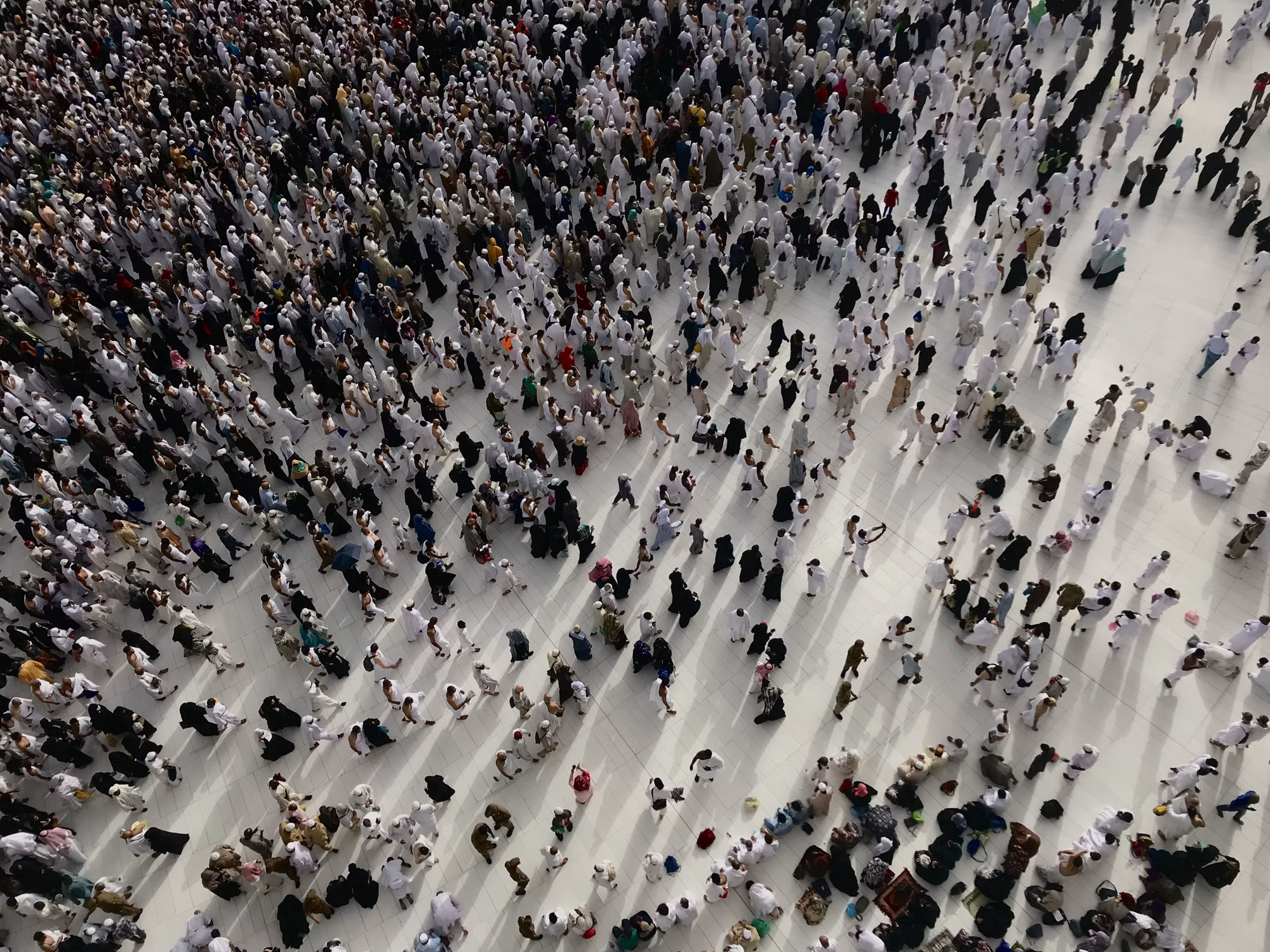 Vue aérienne d'une foule de personnes, chacune avec sa propre histoire