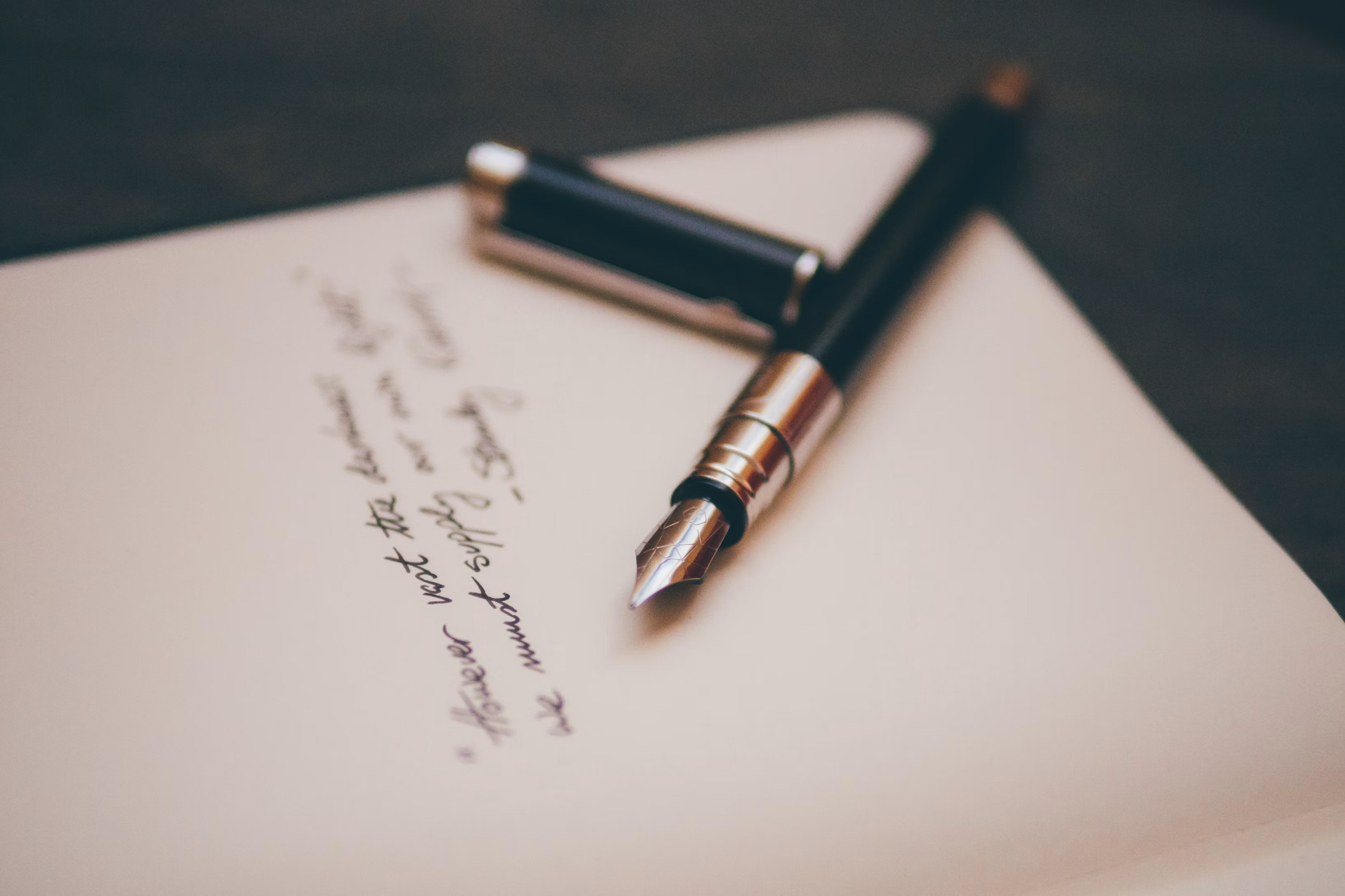 Un stylo plume posé sur une lettre manuscrite