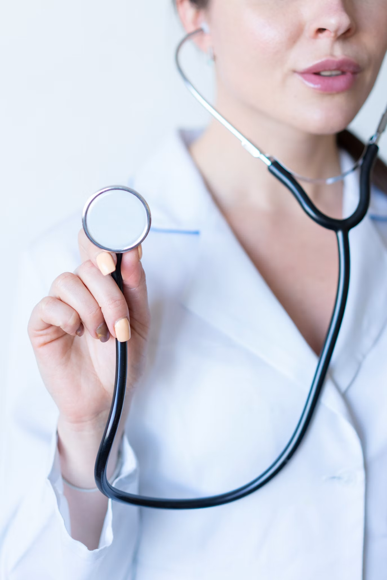Une médecin tenant un stéthoscope